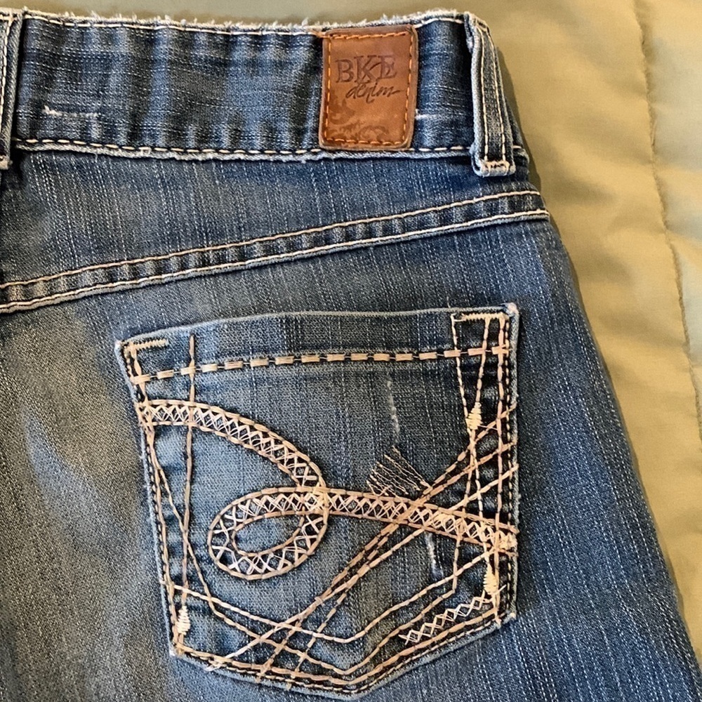 BKE Womens Flair Leg Denim. Great Style. Tag reads: 28x33 1/2”. Style: Culture. 